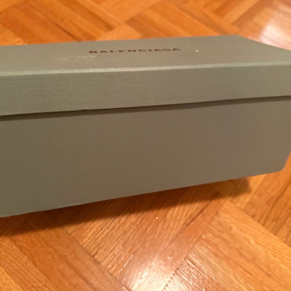 Balenciaga Light grey Box. - Picture 2 of 3